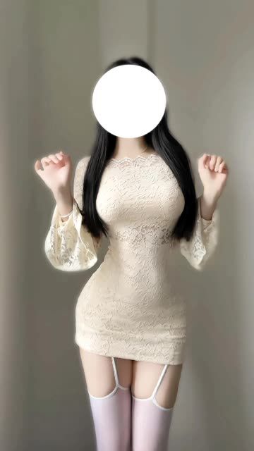 晚苏susu的白色上衣与灰色短裙，展现性感与优雅 - 小桃涩涩-小桃涩涩